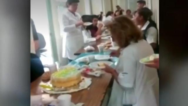 Los pacientes se agolpaban en el pasillo mientras los médicos estaban de celebración.