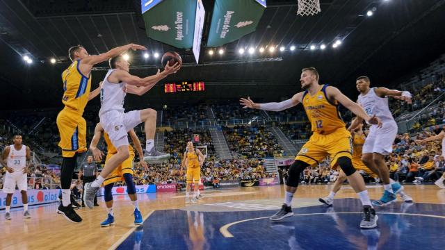 Jaycee Carroll intenta penetrar a canasta durante el encuentro.