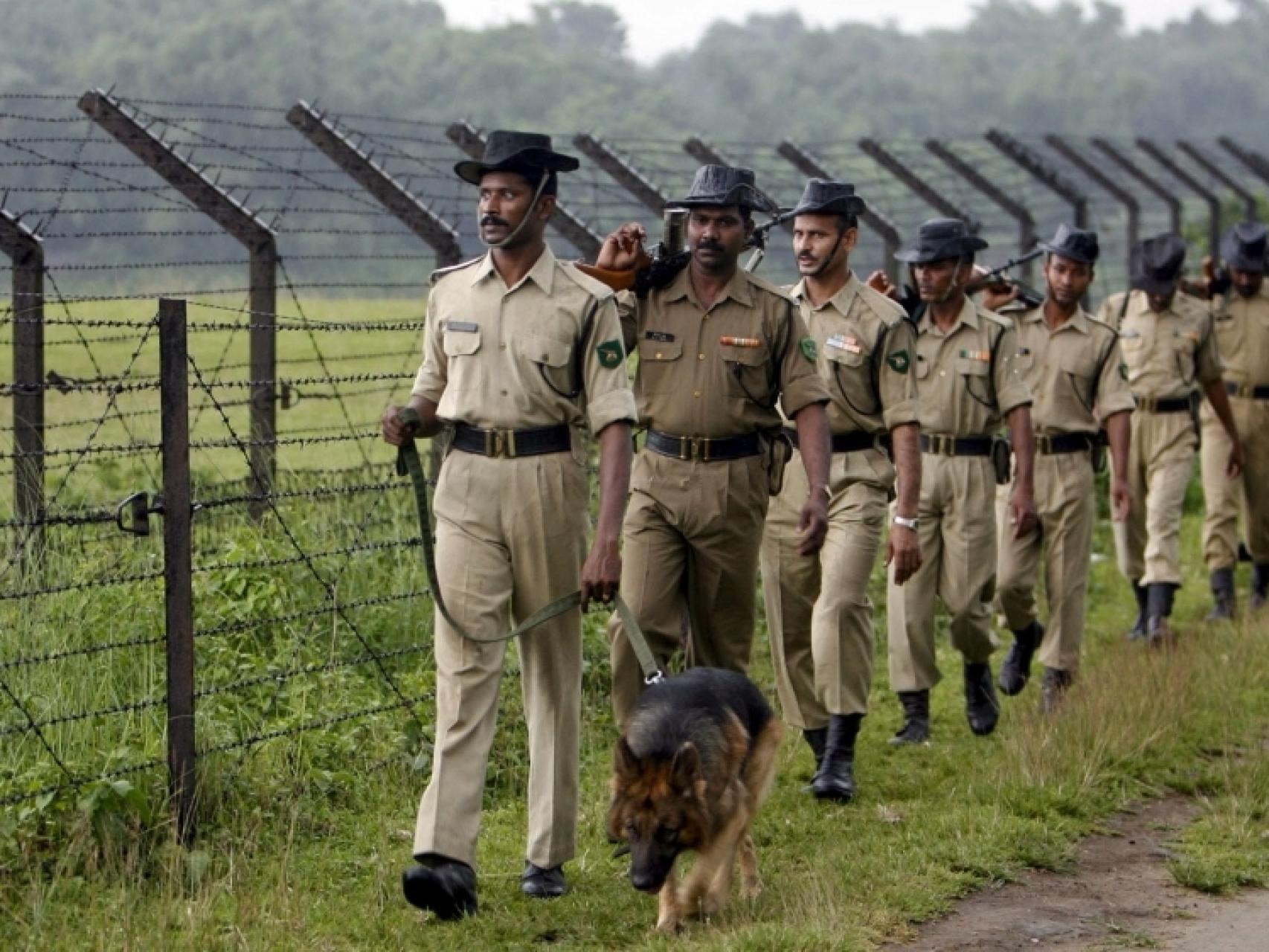 Una parte del muro ya está construido y está formado por vallas metálicas