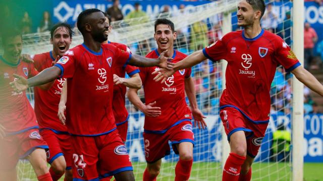 Los jugadores del Numancia celebran el gol decisivo de Diamanka.