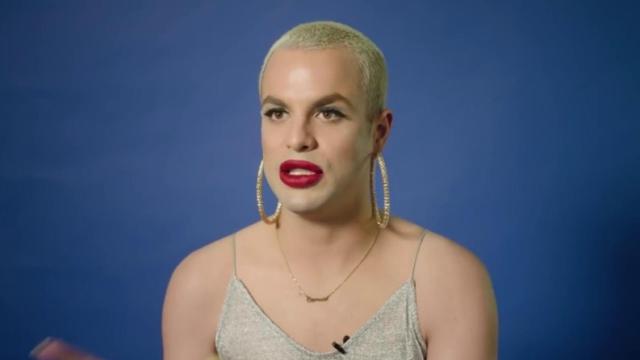 Jedet en el anuncio de Tinder, uno de los que han mostrado al colectivo LGTB.