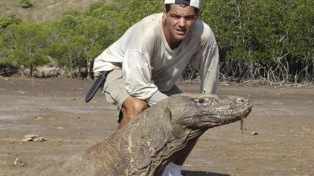 Frank Cuesta, junto a dragón de Comodo