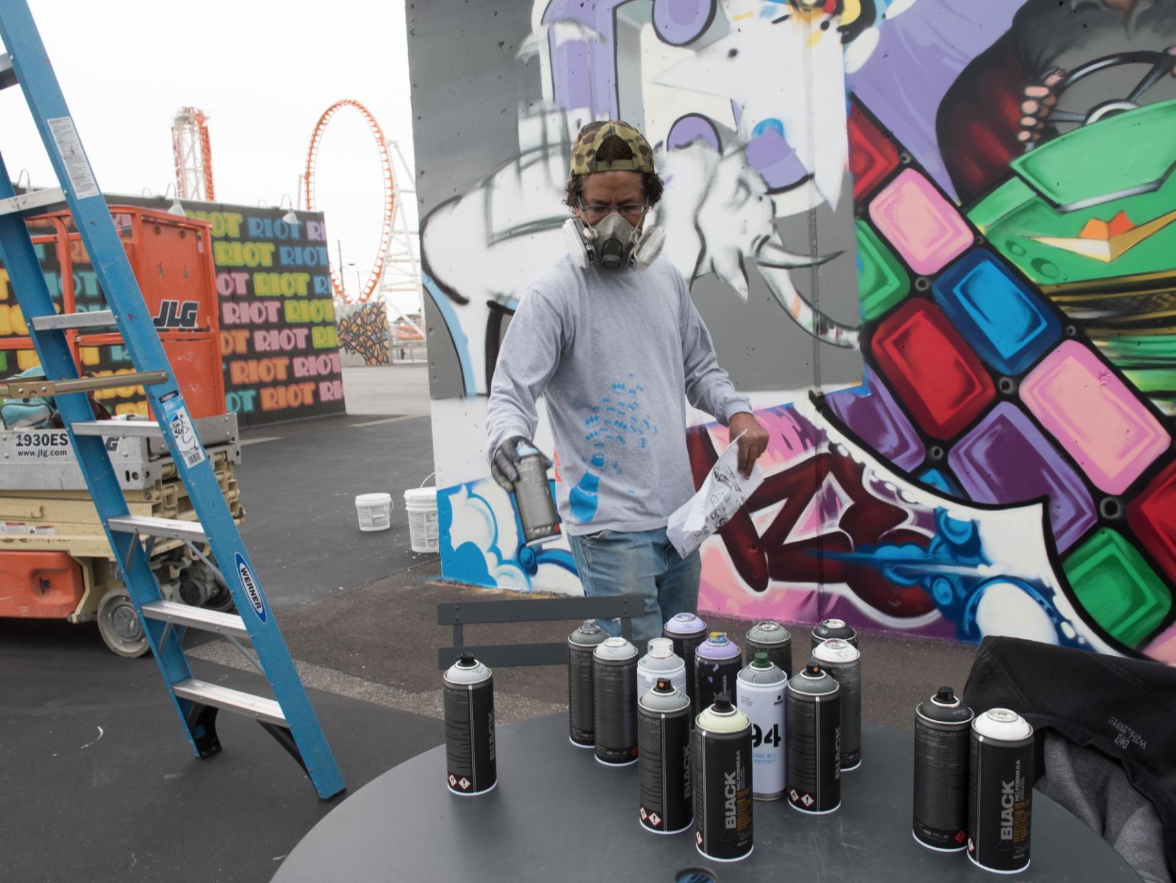 Daze en acción delante de su muro.