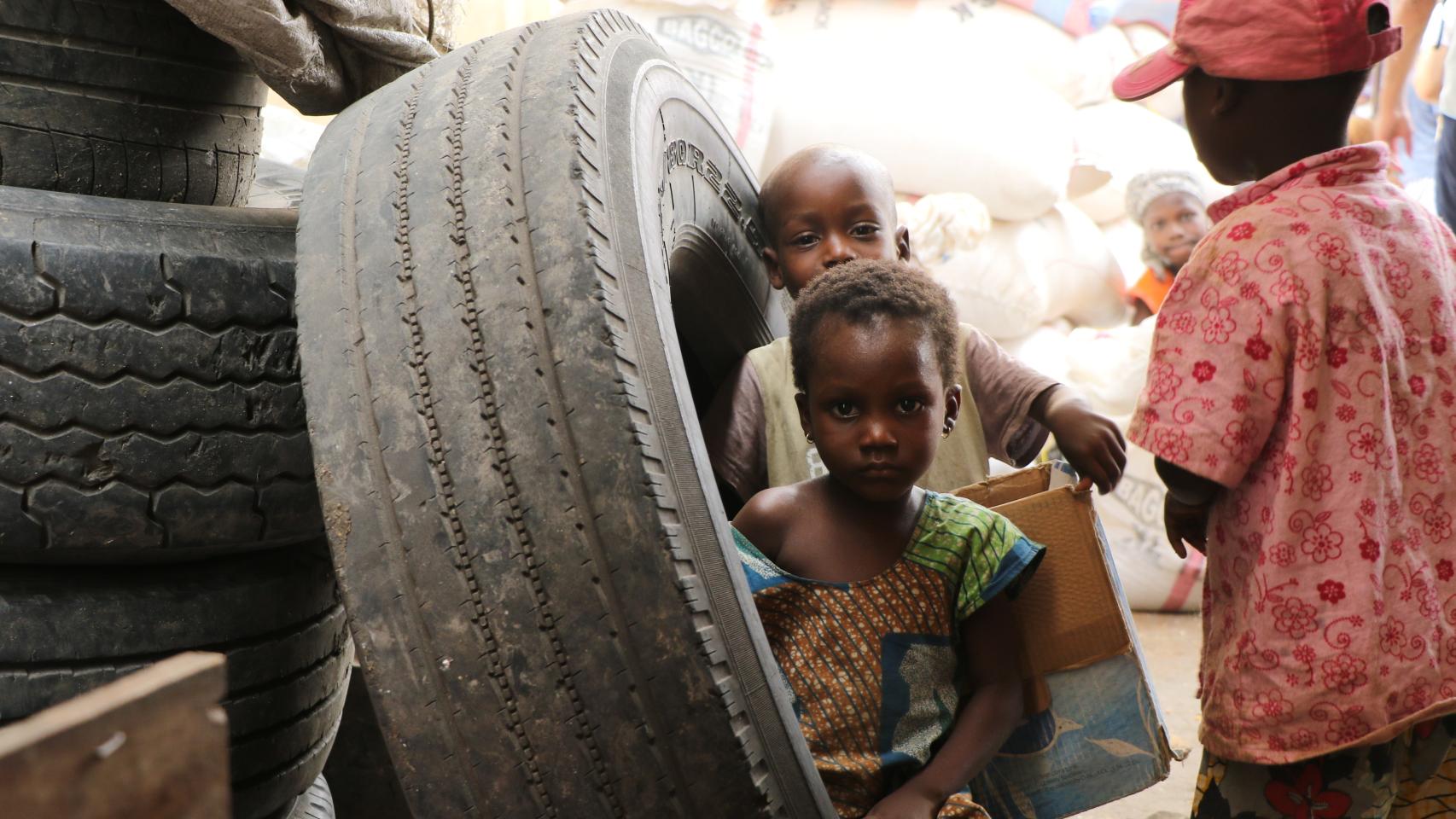 Niños entre los puestos del mercado Dantopka