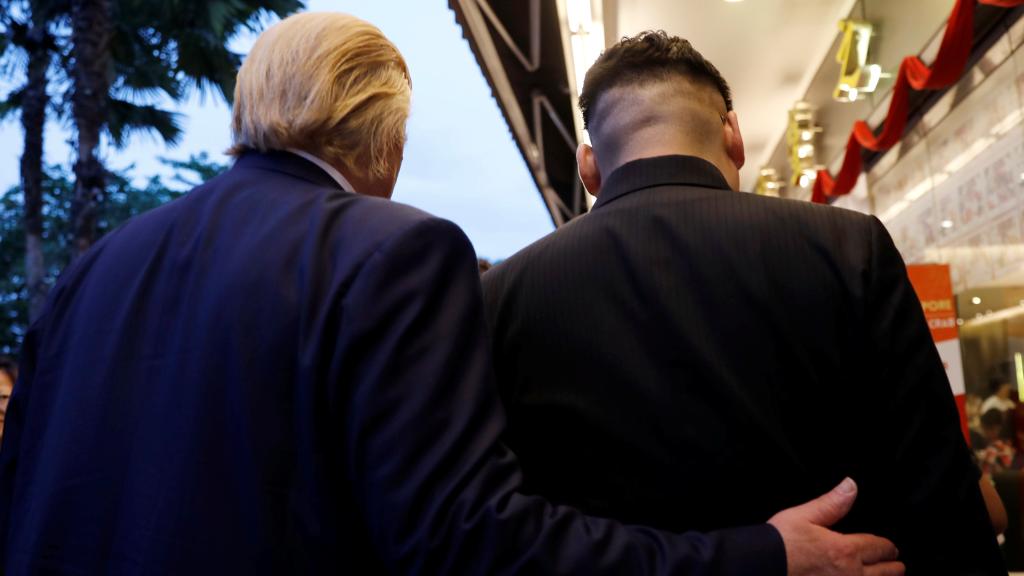 Dos personas caracterizadas de Trump y Kim Jong-un, en las calles de Singapur.