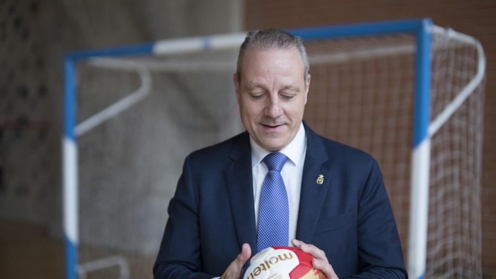 Paco Blázquez mira el balón de balonmano.