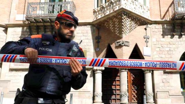 Un Mosso d'Esquadra precinta la sede del Diplocat.