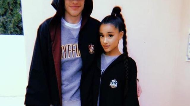 Ariana Grande y Pete Davidson en una imagen de sus redes sociales.