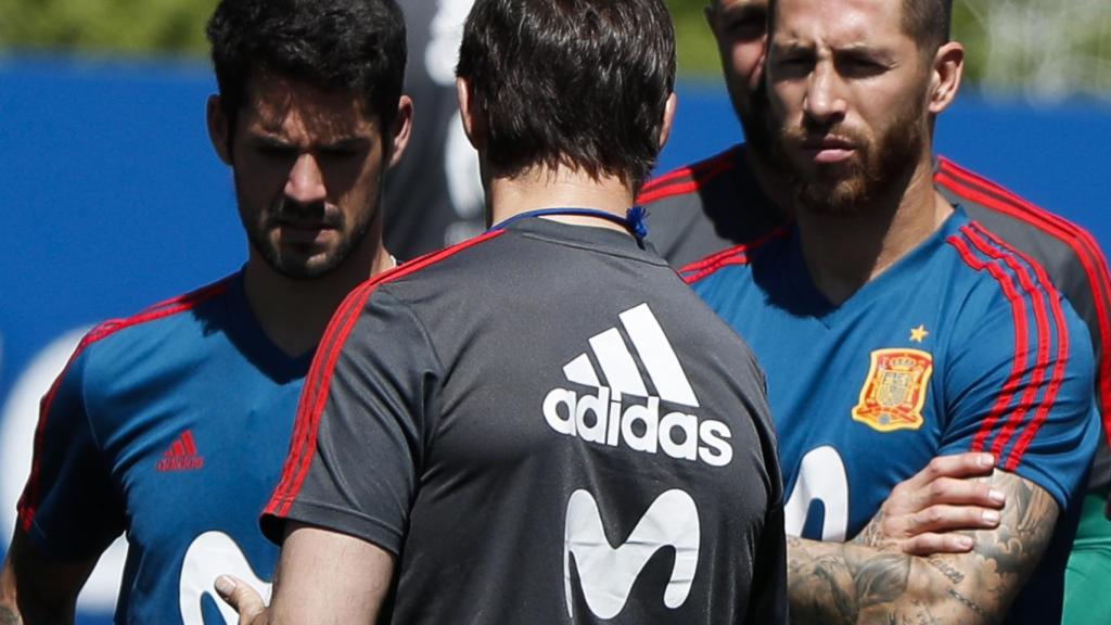 Sergio Ramos escucha en una charla a Julen Lopetegui.
