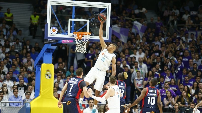Tavares intentando machacar. Foto: acbmedia