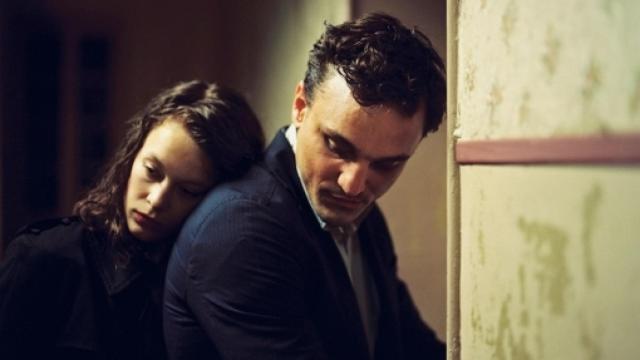 Paula Beer y Franz Rogowski en una escena de 'En tránsito', película dirigida por Christian Petzold basada en la novela de Anna Seghers