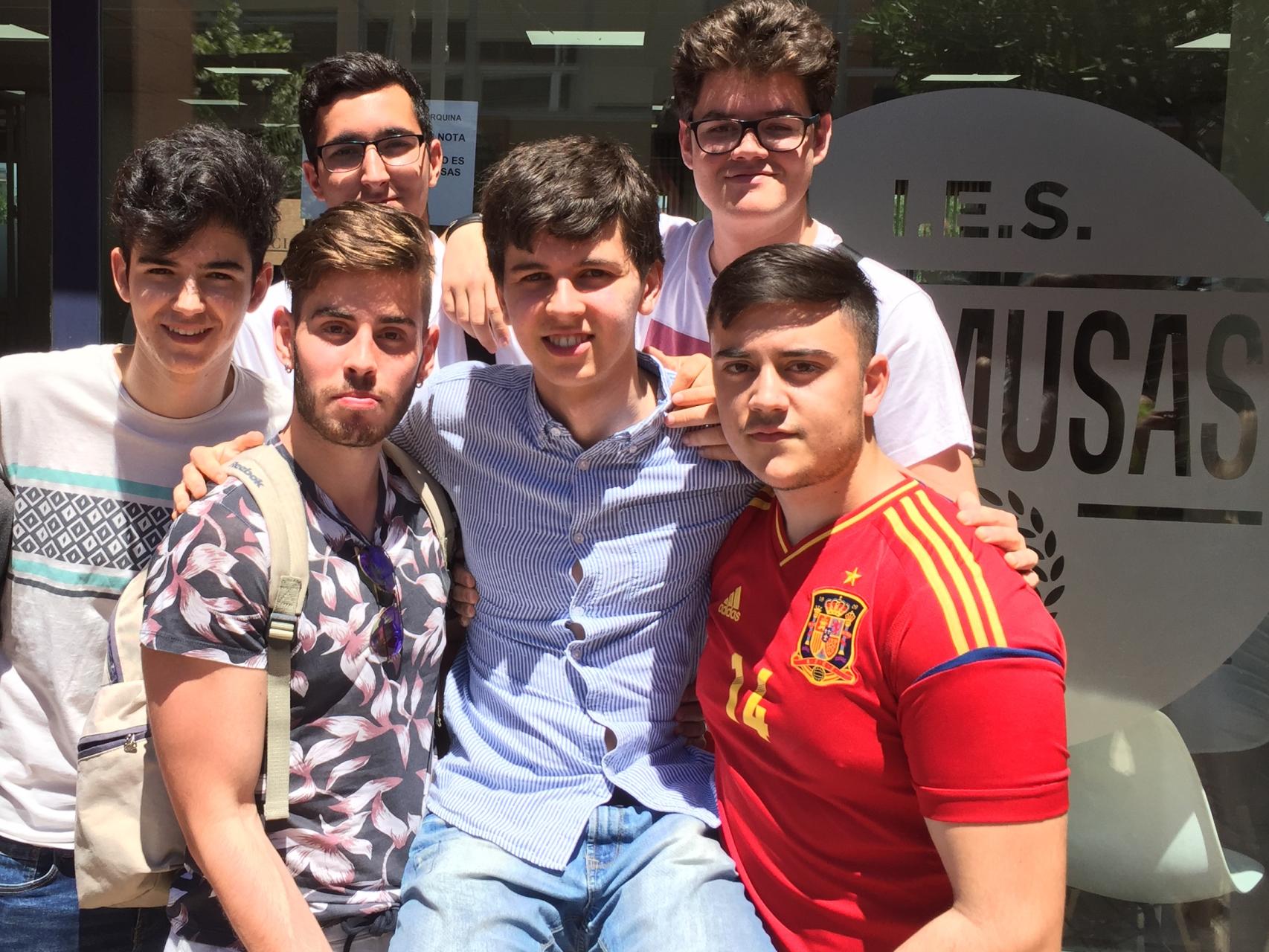Víctor Sierra, en el centro, aupado por sus compañeros del Instituto de Las Musas.