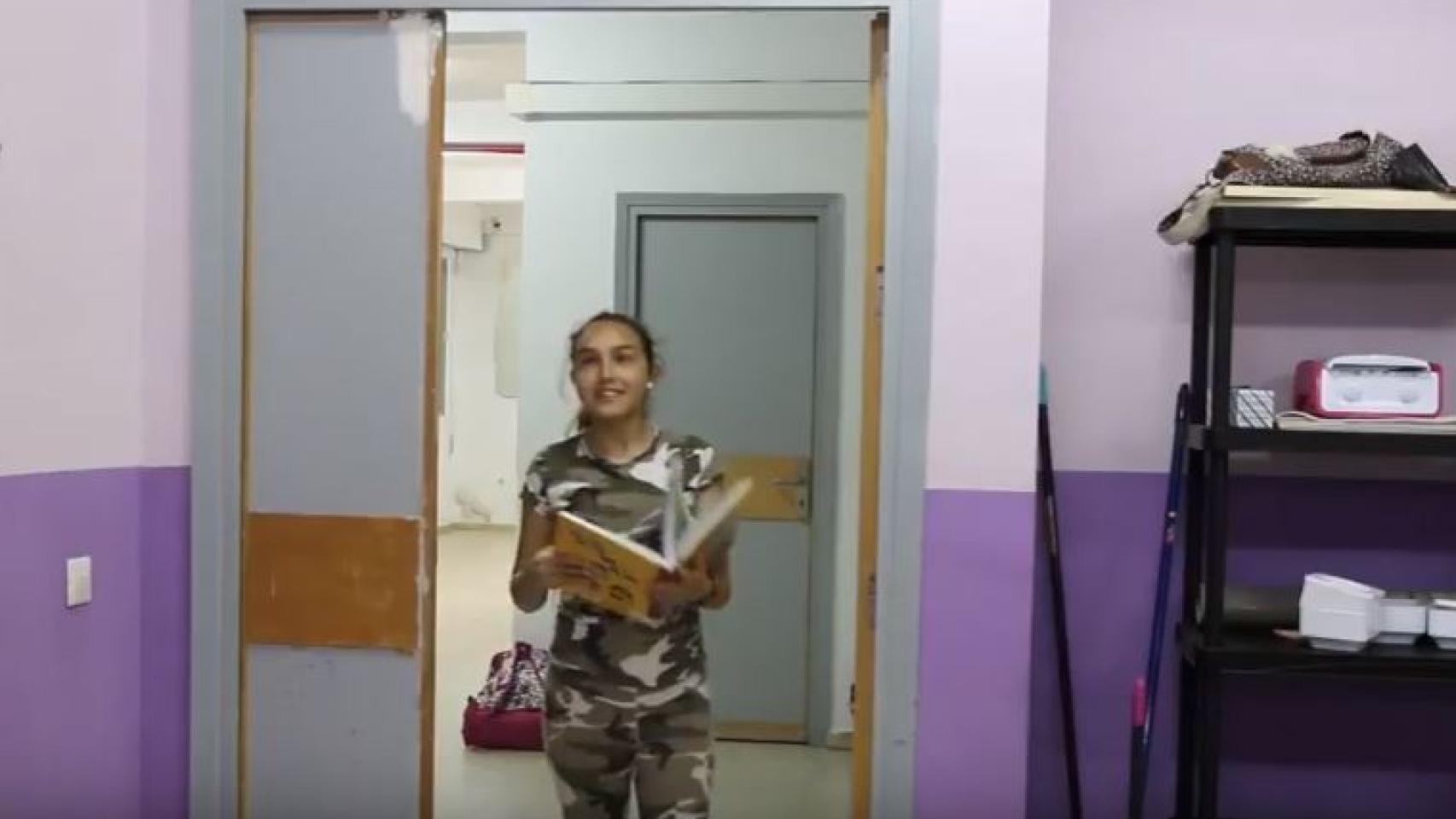 Una de las alumnas del centro, en la campaña para recaudar fondos para la biblioteca.