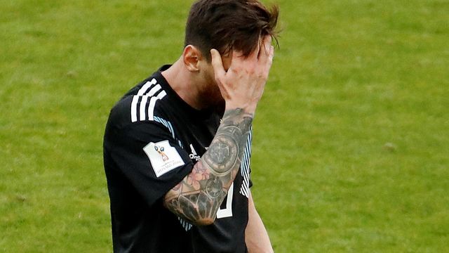 Messi se lamenta tras la derrota de Argentina.