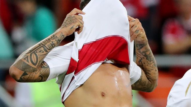 Paolo Guerrero se lamenta tras la derrota de Perú.