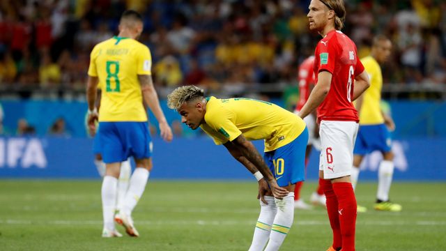 Neymar, cabizbajo, durante el Brasil - Suiza.