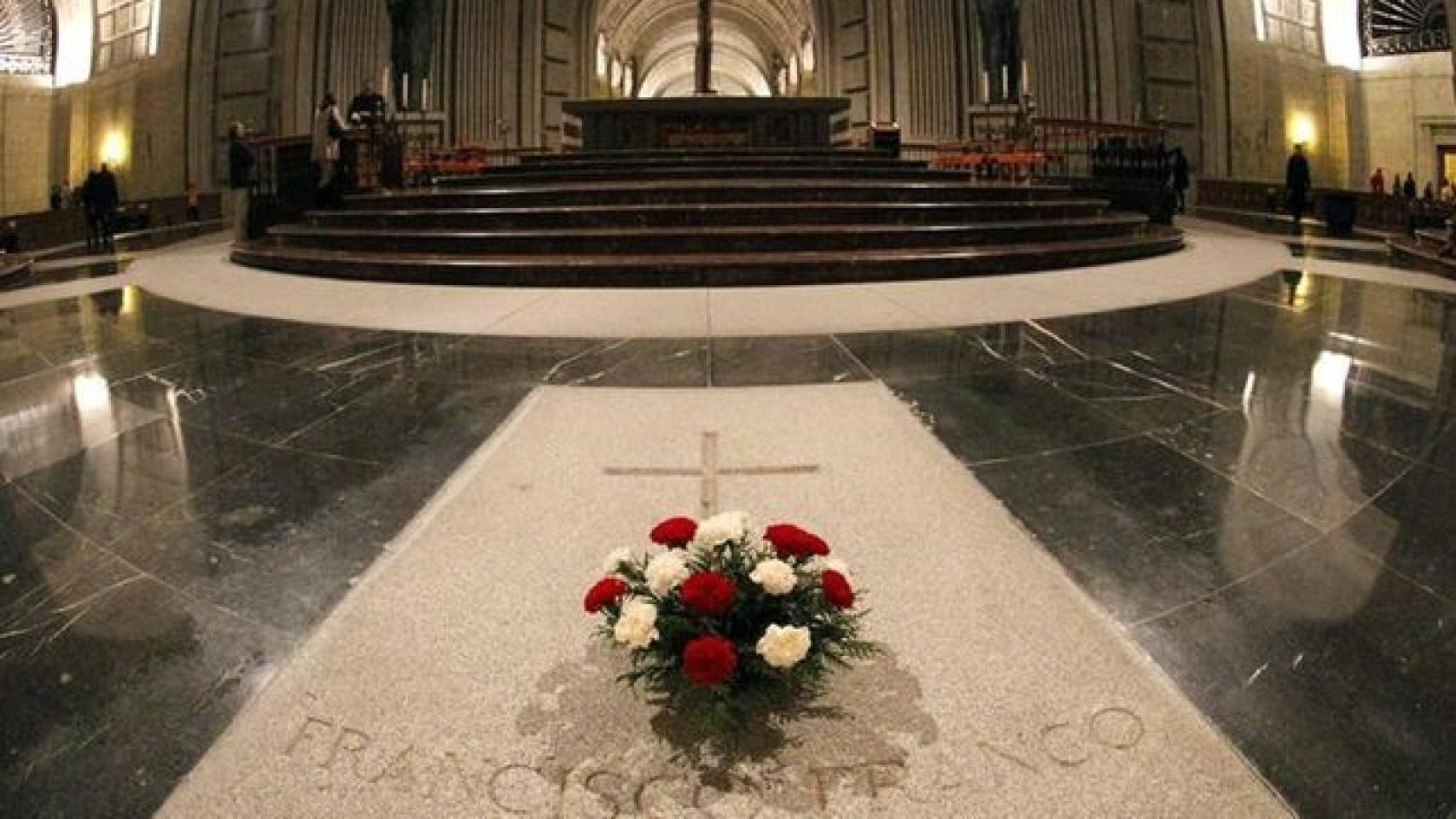 Ofrendas florales en la tumba de Franco, en el Valle de los Caídos.