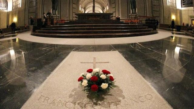 Ofrendas florales en la tumba de Franco y José Antonio, en el Valle de los Caídos.