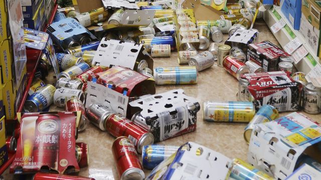 Una tienda afectada por el terremoto de Osaka (Japón).