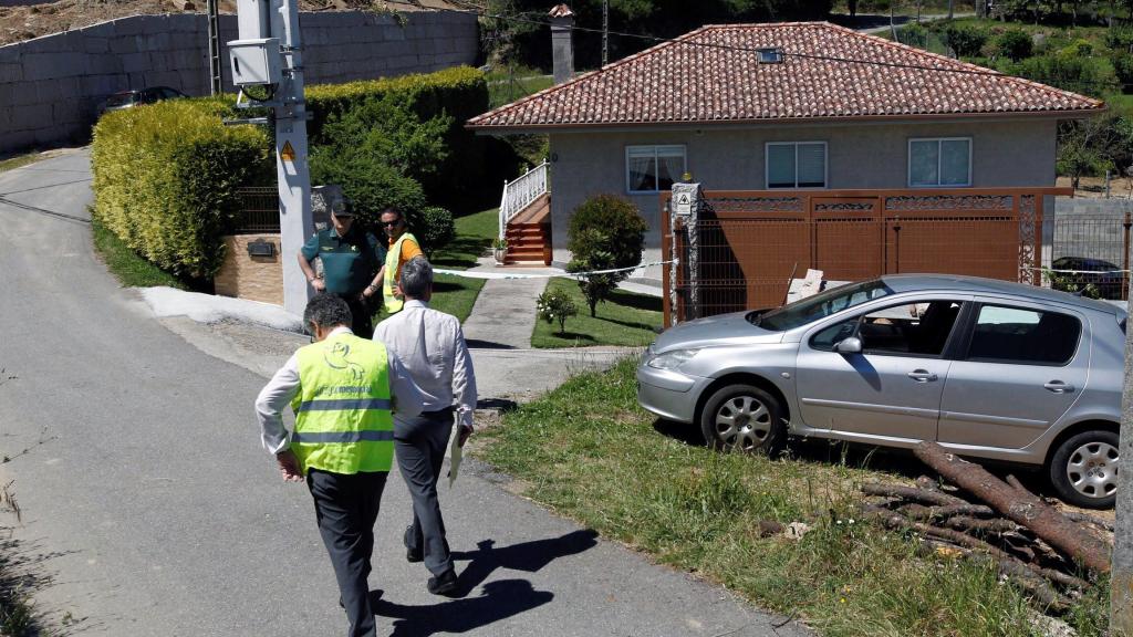 Agentes de la Guardia Civil en las inmediaciones de la casa donde Tomás asesinó a Magdalena.