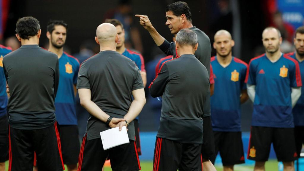 Fernando Hierro da la charla.