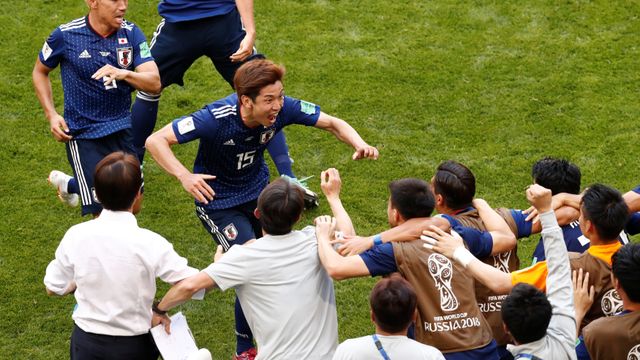 Los jugadores japoneses celebran el gol de Osako.