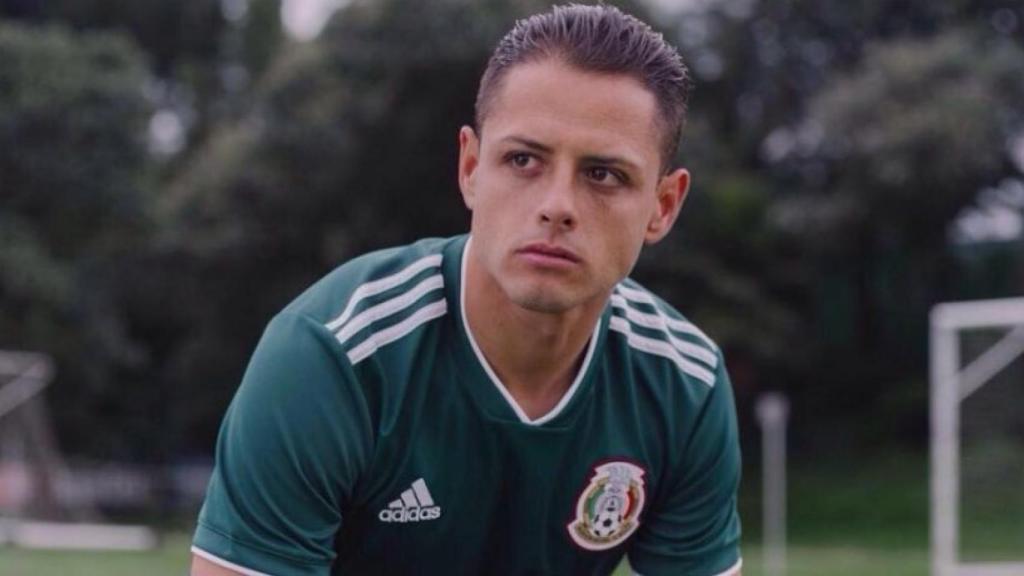 Chicharito posando con la camiseta de México en una imagen de archivo