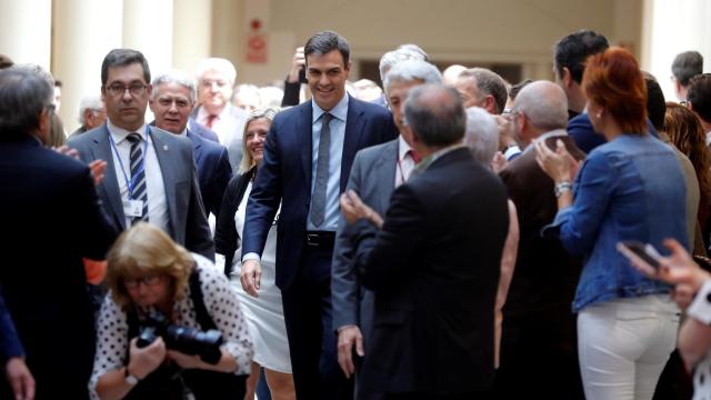 Pedro Sánchez, recibido con aplausos por los senadores socialistas al llegar al Senado.