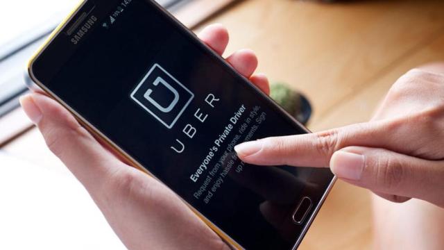 Una persona pide un Uber a través de su móvil.