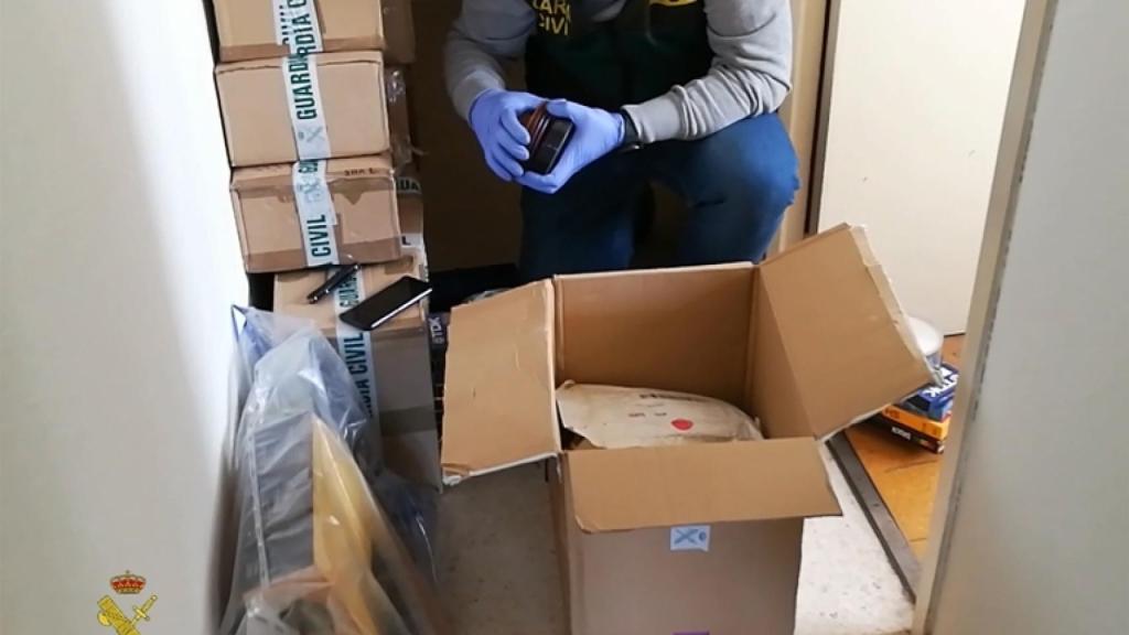 Un agente revisa el material intervenido.