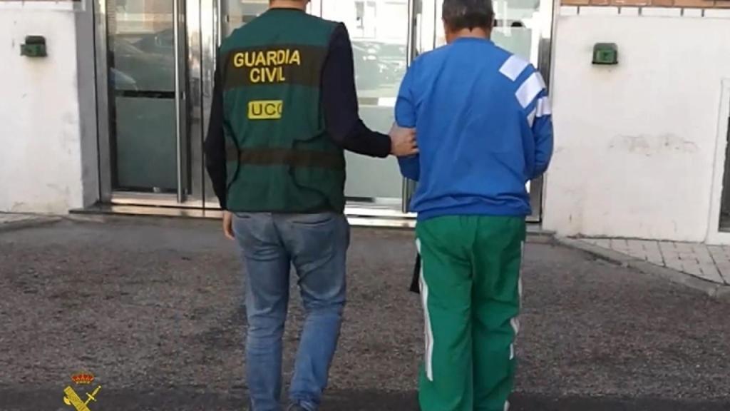 Uno de los detenidos es trasladado a dependencias de la Guardia Civil.