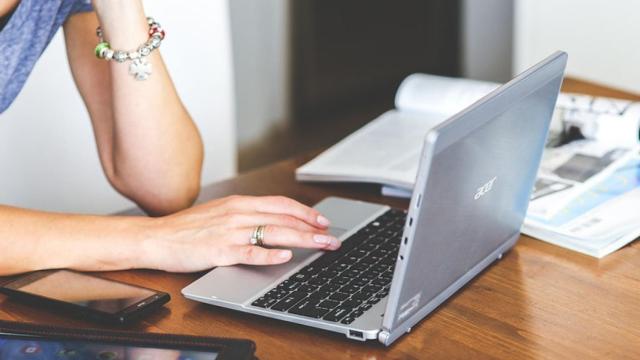 Una persona trabaja en un ordenador