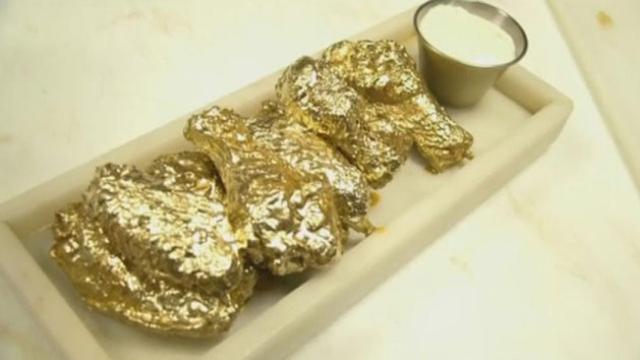 Las alitas de pollo bañadas en oro, la última moda gastronómica en Nueva York