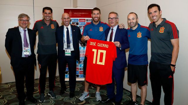 El ministro junto a Iniesta, Ramos, Marchena, Rubiales y Fernando Hierro.