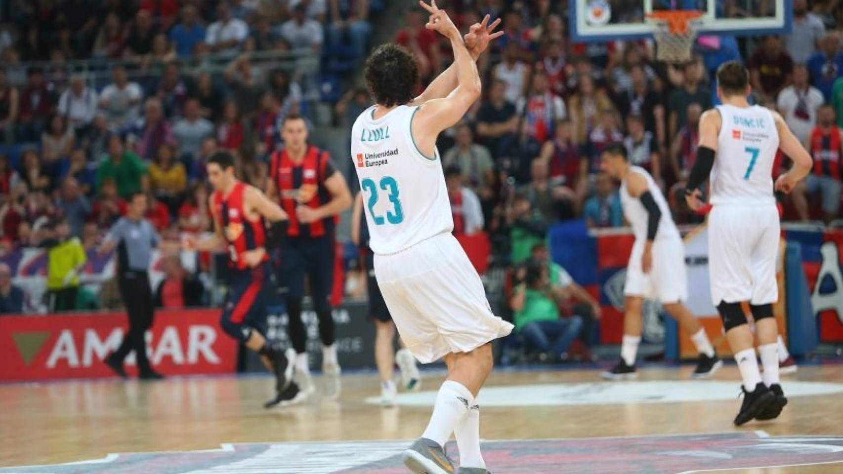 Llull celebra un triple ante Baskonia. Foto: acbmedia