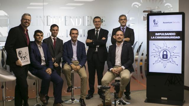 Foto de familia con los participantes, en la redacción de EL ESPAÑOL. De izquierda a derecha: Miguel Ángel Uriondo, redactor jefe de Empresas y Medios de EL ESPAÑOL,  Salvador Méndez, CIO de EL ESPAÑOL,  Andrés Peral, director de Seguridad y Medioambiente de MAPFRE,  Xabier Mitxelena, director general de Accenture Security para Iberia (España, Portugal e Israel), Vicente Moscardó, director de Seguridad de la Información de BANKIA, a continuación, de pie,  Josep Estévez, global IT Security de MELIÁ HOTELES y sentado, Marco Lozano, área de Empresas y Profesionales de la Dirección de Operaciones de INCIBE.