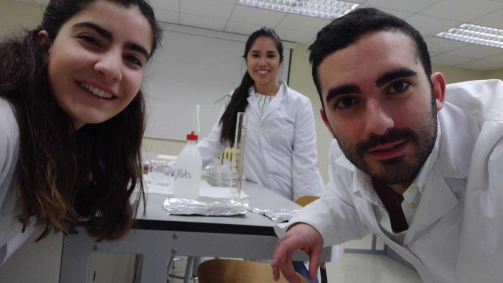 Mario Vivero durante una práctica de laboratorio.