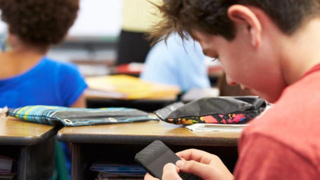 copiando con un telefono en un examen
