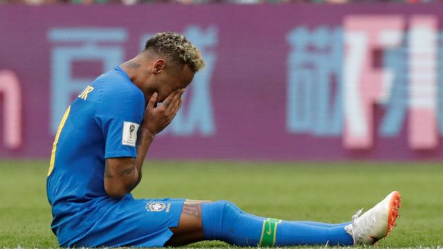 Neymar llora desconsolado tras la victoria de Brasil.