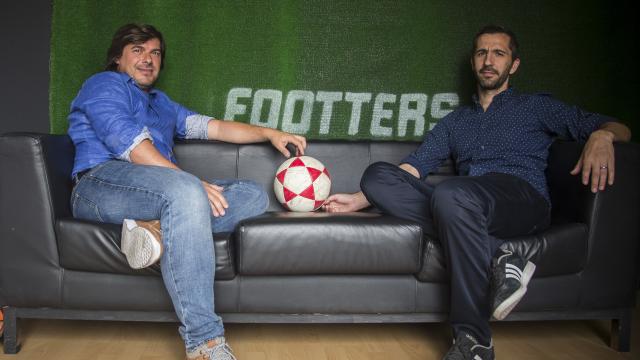 Julio Fariñas, Director General de Footters (izqda) y José Miguel Sánchez, Director de Negocio, en las instalaciones de la empresa en el barrio de Los Remedios (Sevilla).