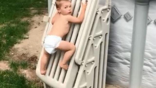 El pequeño tiene una fuerza y una destreza fuera de lo común.