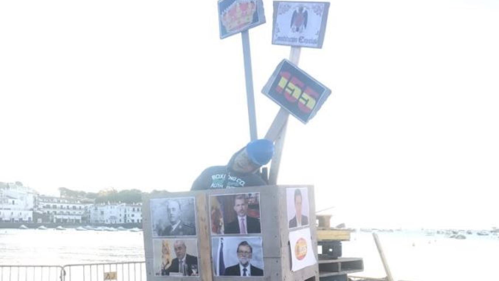 Pira preparada en la playa de Cadaqués para la Noche de San Juan