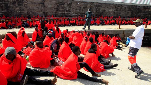 Inmigrantes rescatados a su llegada a tierra, en el puerto de Tarifa.