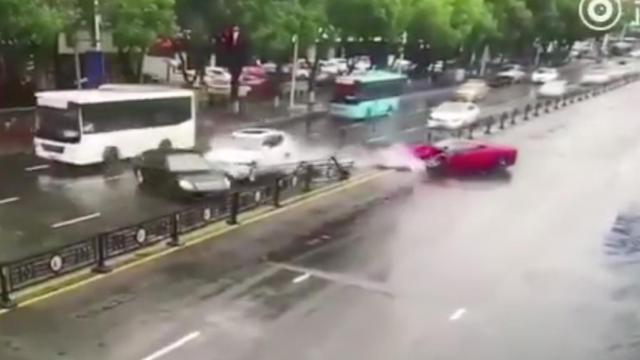 Alquila un Ferrari y lo destroza en menos de un minuto