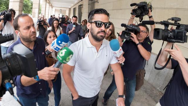 Antonio Manuel Guerrero, rodeado por las cámaras antes de comparecer en el juzgado de Sevilla.