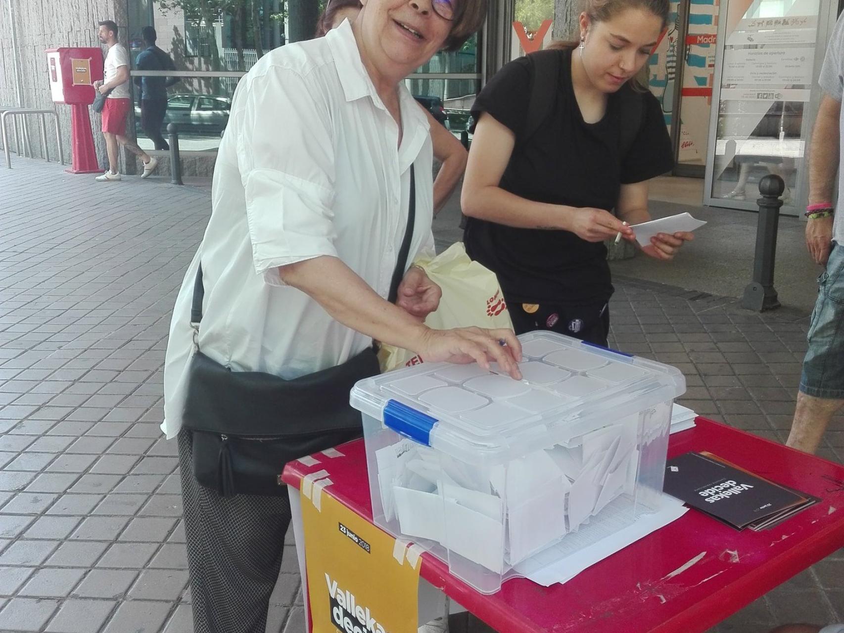 Inés Sabanés votando en la consulta no vinculante de Vallecas.