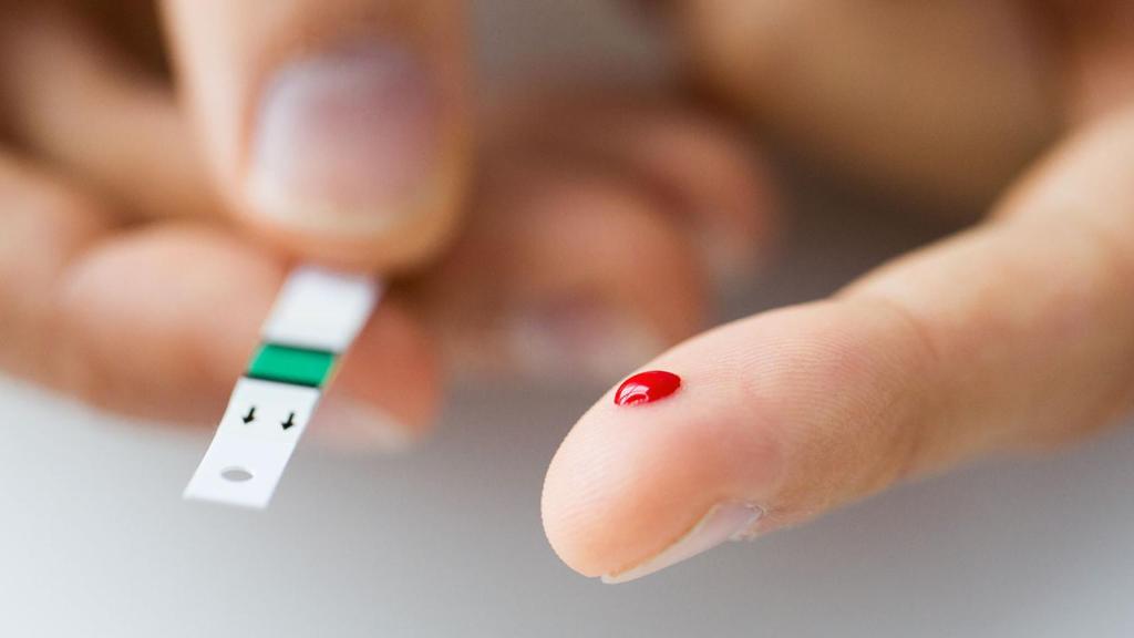 Un dedo después de un pinchazo para medir la glucosa.