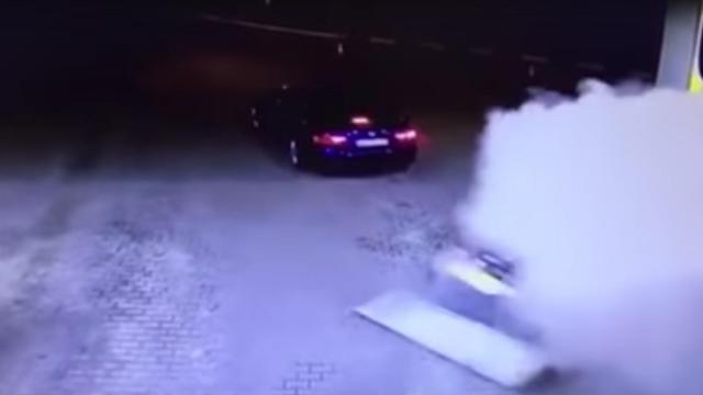 Arranca con la manguera de la gasolina enganchada al coche y desata el apocalipsis