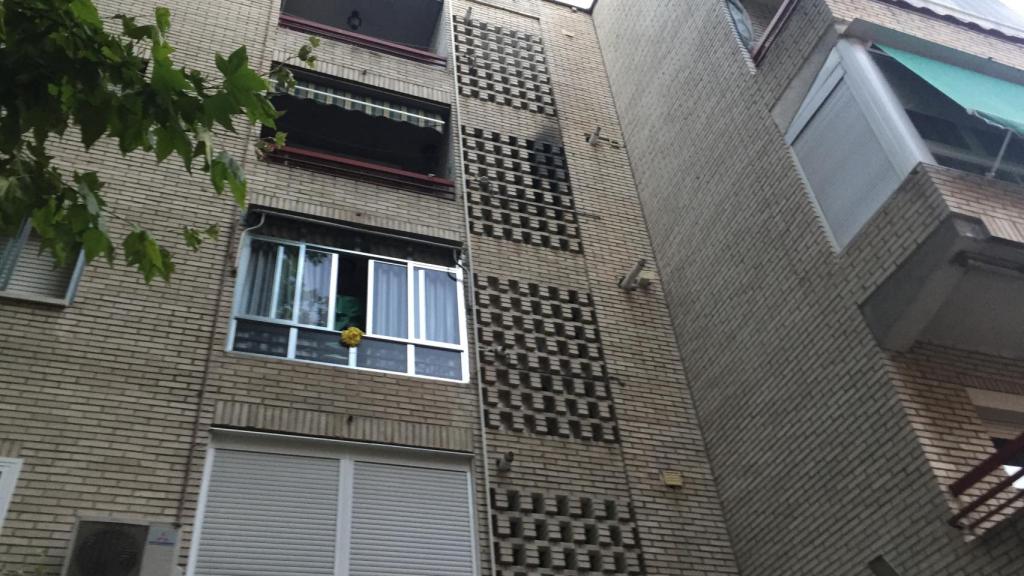 Así ha quedado la ventana de la cocina en la que Rogelio se prendió fuego.