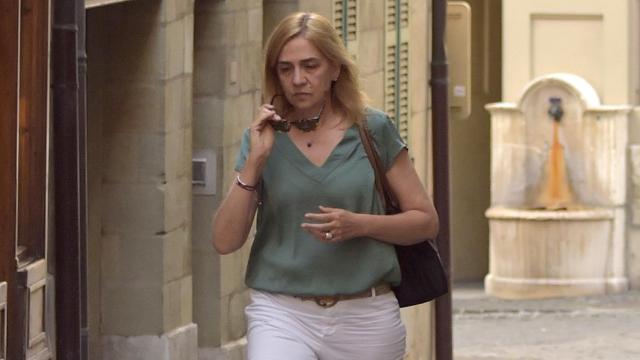 La infanta Cristina abandona, sola, su domicilio de Ginebra.